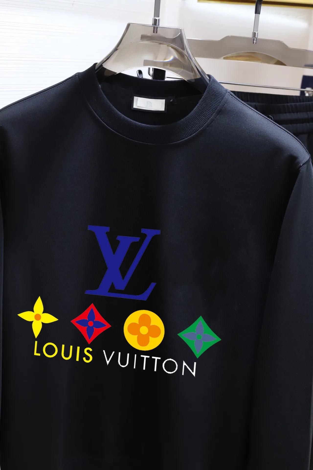 🅿️400 brand [LV Louis Vuitton] (velvet and thickened) 2025 autumn and winter new products, celebrities' favorite fashion-flavored casual suits, clean and neat tailoring, full of urban style. Made of high-quality custom-made fabrics, the lining has excellent thermal insulation effect, feels soft and dry, and the upper body effect is crisp and stylish. The three-dimensional cutting process and the pattern are all of high standards, and the silhouette version has the right benefits! It is not tight at all, and you feel good when you wear it. So many top-quality raw materials create high-end products with unparalleled value. It is the first choice for high-end fashion people. (Size: M-4XL can wear up to 200 pounds)
